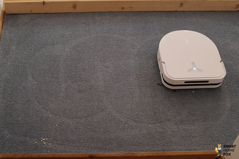ECOVACS DEEBOT X5 OMNI ist mit dem Saugen von Linsen auf dem Teppich fertig